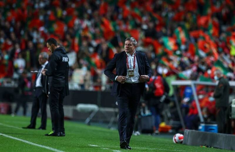 vi-HLV-Dragan-Stojkovic-tren-san